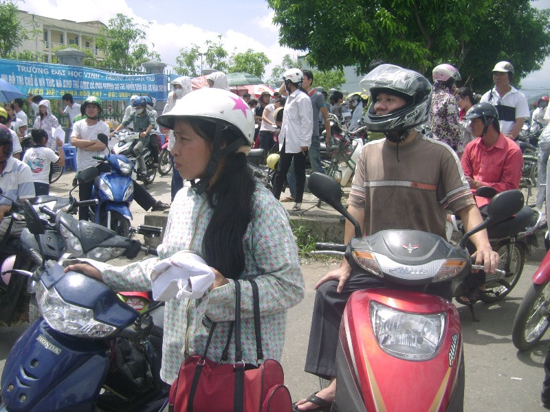 Một số phụ huynh đã ngồi không yên đành đứng giữa nắng mong cho con mình thi làm bài tốt. Một số phụ huynh đã ngồi không yên đành đứng giữa nắng mong cho con mình thi làm bài tốt.
