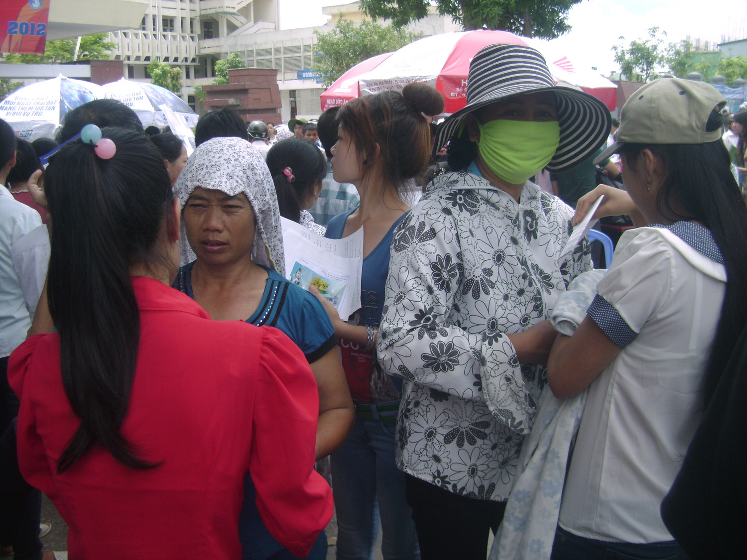 Động viên, hỏi han con sau khi kết thúc môn thi đầu tiên. Động viên, hỏi han con sau khi kết thúc môn thi đầu tiên.