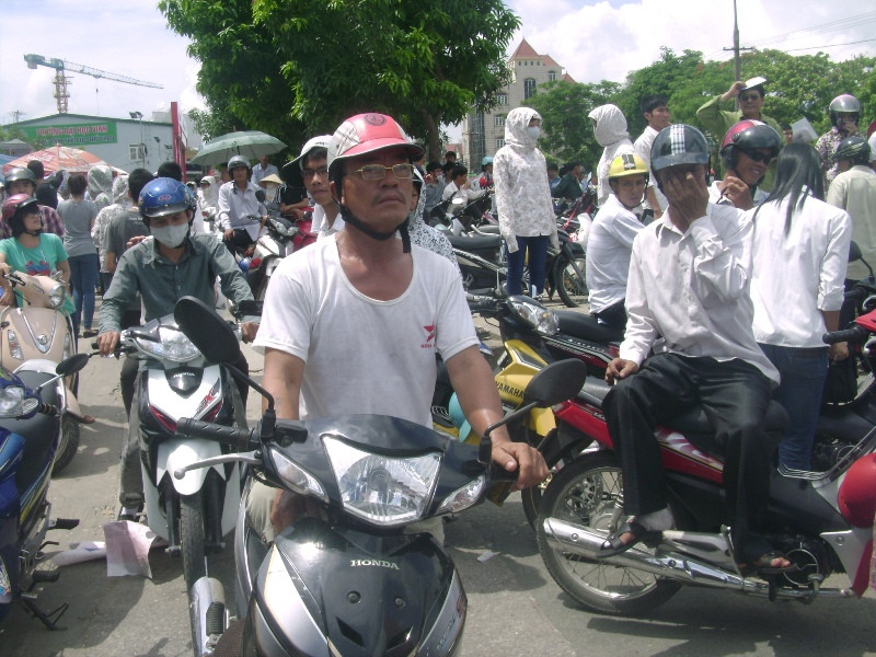 Con mắt luôn hướng về phía địa điểm thi. Con mắt luôn hướng về phía địa điểm thi.