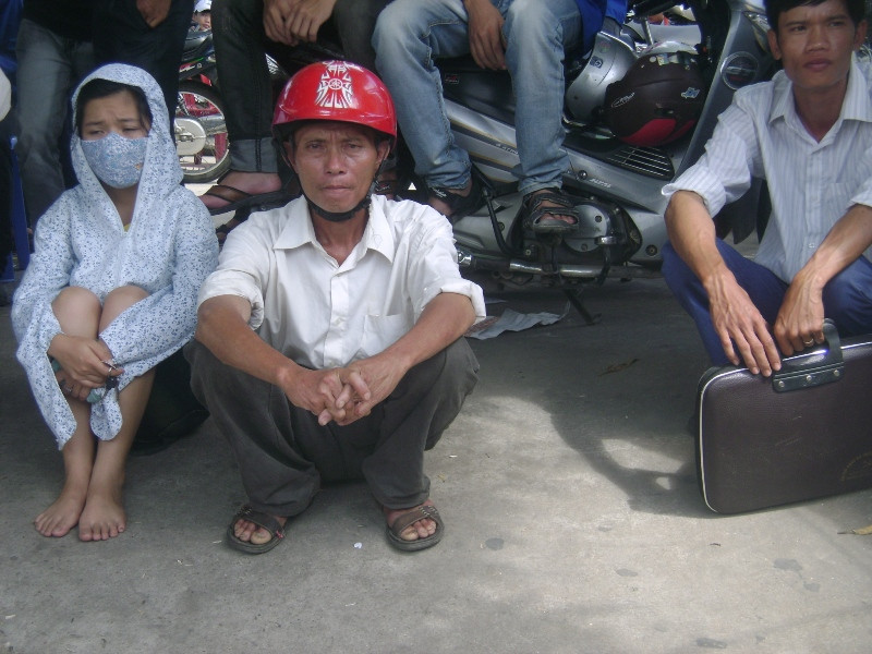 Lo lắng cho con tham dự kì thi Đại Học - Cao Đẳng đợt 1 những phụ huynh tại cụm thi Vinh đã đứng ngồi không yên giữa thời tiết nắng nóng (Xem đáp án môn Vật lí - Xem đáp án môn Toán) Lo lắng cho con tham dự kì thi Đại Học - Cao Đẳng đợt 1 những phụ huynh tại cụm thi Vinh đã đứng ngồi không yên giữa thời tiết nắng nóng (Xem đáp án môn Vật lí - Xem đáp án môn Toán)