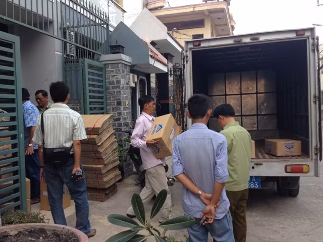 Lực lượng chức năng tạm giữ hàng chục ngàn gói khăn giấy ướt có dấu hiệu làm giả từ nhà vệ sinh. Lực lượng chức năng tạm giữ hàng chục ngàn gói khăn giấy ướt có dấu hiệu làm giả từ nhà vệ sinh.