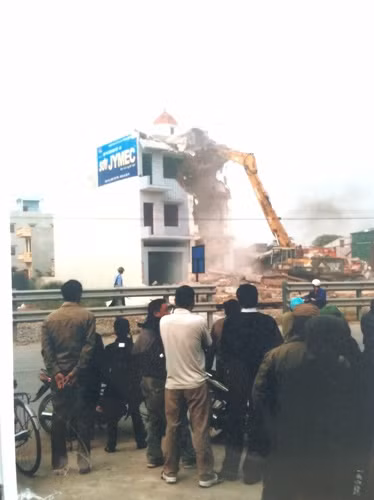 Cuối năm 2011 toàn bộ công trình xây dựng sai phép trên đất lấn chiếm tại Kiều Đoài đều bị cưỡng chế Ảnh: tư liệu Cuối năm 2011 toàn bộ công trình xây dựng sai phép trên đất lấn chiếm tại Kiều Đoài đều bị cưỡng chế Ảnh: tư liệu