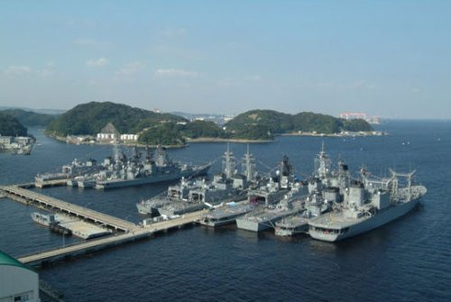 Cụm tàu chiến của Lực lượng Phòng vệ Biển Nhật Bản tại quân cảng Yokosuka (ảnh tư liệu).