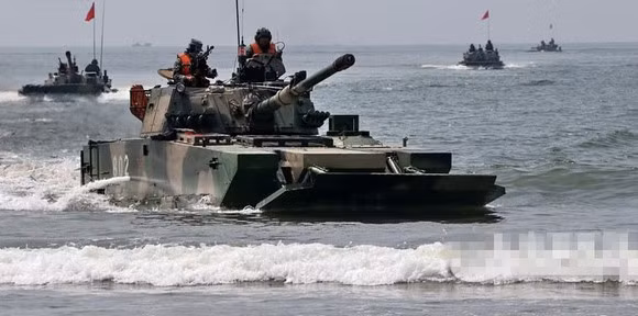 Trung Quốc tăng cường sức mạnh quân sự và gia tăng các hoạt động quân sự trên biển Hoa Đông, biển Đông gây lo ngại cho các nước láng giềng. Trung Quốc tăng cường sức mạnh quân sự và gia tăng các hoạt động quân sự trên biển Hoa Đông, biển Đông gây lo ngại cho các nước láng giềng.