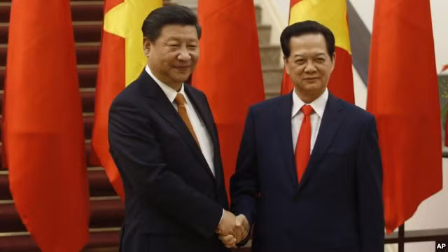 Chủ tịch Trung Quốc Tập Cận Bình và Thủ tướng Nguyễn Tấn Dũng trước buổi hội kiến hôm qua 5/11. Ảnh: AP.