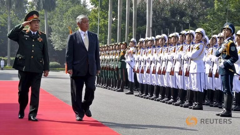 Bộ trưởng Quốc phòng Nhật Bản thăm chính thức Việt Nam, ảnh: Reuters. Bộ trưởng Quốc phòng Nhật Bản thăm chính thức Việt Nam, ảnh: Reuters.