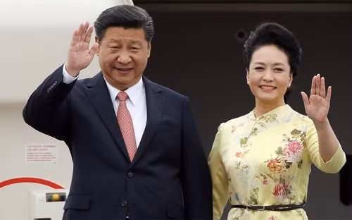 Ông Tập Cận Bình và phu nhân đến Việt Nam, ảnh: BBC. Ông Tập Cận Bình và phu nhân đến Việt Nam, ảnh: BBC.