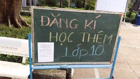 Bảng thông báo đăng ký học thêm lớp 10 (mới) của trường Trần Phú để ở sân trường (ảnh: P.L) Bảng thông báo đăng ký học thêm lớp 10 (mới) của trường Trần Phú để ở sân trường (ảnh: P.L)