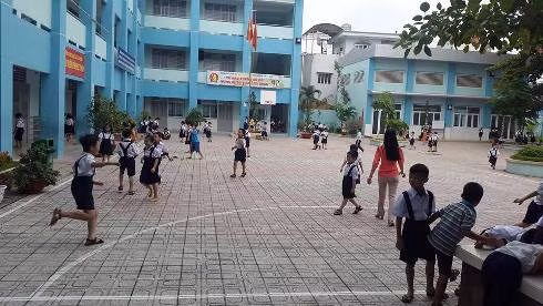 Học sinh Trường tiểu học Lê Văn Thọ trong giờ ra chơi sáng ngày 6/7 (ảnh: P.L) Học sinh Trường tiểu học Lê Văn Thọ trong giờ ra chơi sáng ngày 6/7 (ảnh: P.L)