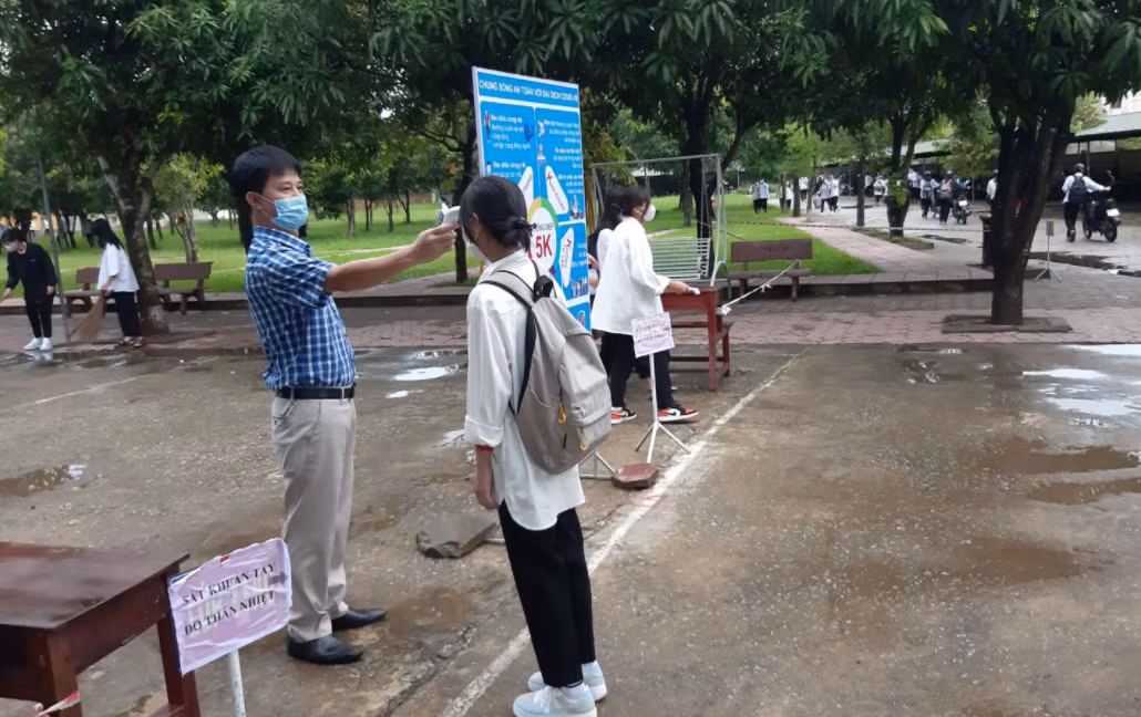 Khi tổ chức dạy học trực tiếp, các trường học nghiêm túc thực hiện các biện pháp phòng chống dịch. Ảnh: Sở Giáo dục và Đào tạo Hà Tĩnh Khi tổ chức dạy học trực tiếp, các trường học nghiêm túc thực hiện các biện pháp phòng chống dịch. Ảnh: Sở Giáo dục và Đào tạo Hà Tĩnh