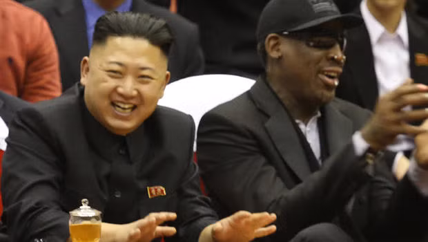 Nhà lãnh đạo Kim Jong-un và cựu ngôi sao bóng rổ Dennis Rodman tại Bình Nhưỡng hồi tháng Hai Nhà lãnh đạo Kim Jong-un và cựu ngôi sao bóng rổ Dennis Rodman tại Bình Nhưỡng hồi tháng Hai