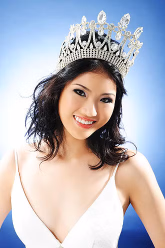 Miss Singapore 2009, Ris Low. Cô bị ví là ‘quốc nhục’ của quốc đảo sư tử khi dính líu đến việc trộm cắp thẻ tín dụng trị giá 6000USD mà theo Ris giải thích, cô làm như vậy do mắc chứng rối loạn lưỡng cực. Cô phải chịu án 2 năm tù treo thậm chí còn bị nghi ngờ là không kiểm soát được bản thân, rối loạn hành vi.