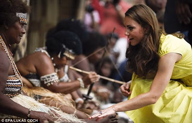 Kate hỏi thăm những người phụ nữ bản địa lặn lội từ rừng sâu ra để đón chào sự có mặt của hai vợ chồng tại làng văn hóa Honiara thuộc đảo Solomon. Kate hỏi thăm những người phụ nữ bản địa lặn lội từ rừng sâu ra để đón chào sự có mặt của hai vợ chồng tại làng văn hóa Honiara thuộc đảo Solomon.