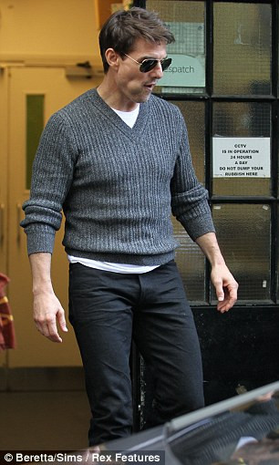Tom Cruise bị bắt gặp đang ở London trong khi cô bé Suri ở New York đến trường cùng mẹ Kate Holmes trong ngày khai trường. Ảnh. Rex.