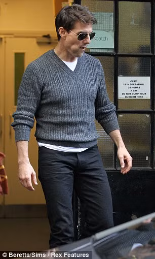 Tom Cruise bị bắt gặp đang ở London trong khi cô bé Suri ở New York đến trường cùng mẹ Kate Holmes trong ngày khai trường. Ảnh. Rex. Tom Cruise bị bắt gặp đang ở London trong khi cô bé Suri ở New York đến trường cùng mẹ Kate Holmes trong ngày khai trường. Ảnh. Rex.