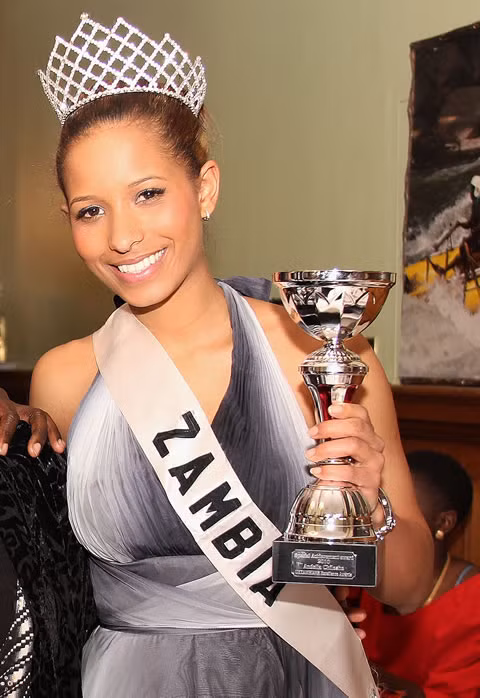 Andella Chileshe Matthews, hoa hậu Hoàn vũ Zambia 2009 đã bị tước danh hiệu và vương miện, lí do là từ... mẹ cô. Sandra Chileshe, mẹ Hoa hậu Hoàn Vũ Zambia Andella Chileshe Matthews đã có những phát ngôn với truyền thông liên quan đến những khoản tiền các nhà tài trợ dành cho Andella nhưng lại không được Wendy Chanda-Fornari - Giám đốc quốc gia tổ chức Hoa hậu Hoàn Vũ Zambia chuyển cho cô để tham gia cuộc thi ở Bahamas. Ảnh. Ukzambians