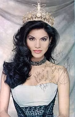 Hoa hậu Joyce Giraud người Puerto Rico đăng quang Hoa hậu Hoàn vũ Puerto Rico năm 1998 và trước đó cô từng đại diện cho nước này tham dự Miss World 1994. Mặc dù Joyce dính vào scandal ảnh sex nhưng Puertorico đã rộng lượng bỏ qua và vẫn quyết định cử cô làm người đẹp đại diện tại đấu trường sắc đẹp quốc tế.