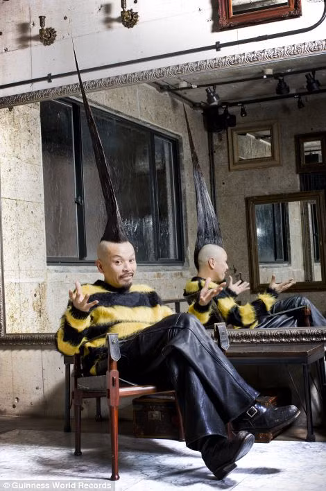 Mái tóc kiểu mohican cao nhất thế giới. Mái tóc của nhà thiết kế tóc người Nhật Bản Kazuhiro Watanabe với chiều cao đạt 1.11 mét và để có mái tóc dựng ngược đạt chiều cao “khủng” như vậy, Watanabe đã phải tốn 3 bình thuốc xịt cùng một lọ lớn gel vuốt tóc.