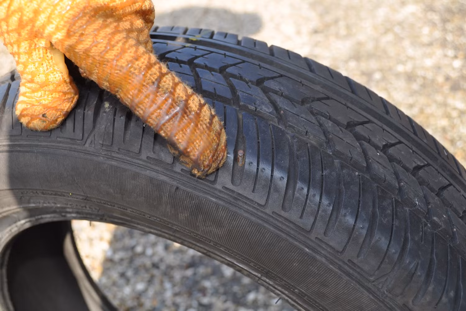 Chiếc lốp có dính đinh dài 5cm Chiếc lốp có dính đinh dài 5cm