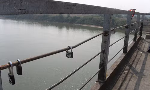 Khóa tình yêu tại "Nơi bắt đầu cũng là nơi kết thúc" - Ảnh: Internet Khóa tình yêu tại "Nơi bắt đầu cũng là nơi kết thúc" - Ảnh: Internet