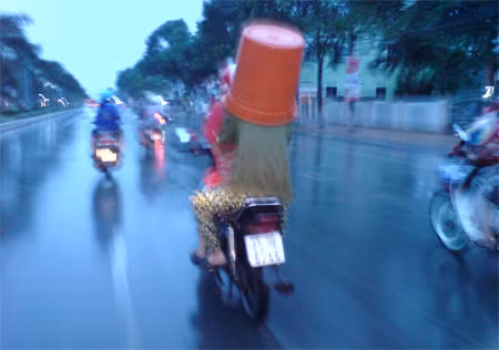Một sáng kiến hữu ích: Mưa to hơn thì cũng không thể ướt đầu với cái "mũ...bảo hiểm" này Một sáng kiến hữu ích: Mưa to hơn thì cũng không thể ướt đầu với cái "mũ...bảo hiểm" này