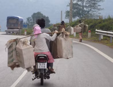 Nặng lắm hả mẹ nó? Để anh đèo, sắp đuổi kịp họ rồi !
