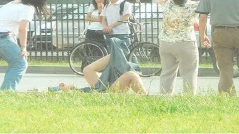 Giao giữ chân bà Tuyền, Hậu thì ra tay tuột quần bà trước sự chứng kiến của nhiều người ở chợ (ảnh minh họa) Giao giữ chân bà Tuyền, Hậu thì ra tay tuột quần bà trước sự chứng kiến của nhiều người ở chợ (ảnh minh họa)