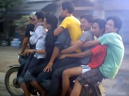 Tám người trên một....chiếc mô tô. Những anh chàng này muốn đạt "kỷ lục Việt Nam" ?! Tám người trên một....chiếc mô tô. Những anh chàng này muốn đạt "kỷ lục Việt Nam" ?!