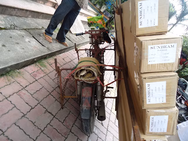 "Yên xe" cho người ngồi sau mộc mạc pha thêm chút "bụi bặm". Chiếc xe này dùng để chở bạn gái đi lòng vòng quanh phố thì "thật cool" ?!.