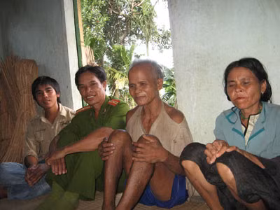 Nhờ có sự giúp đỡ của công an mà cặp vợ chồng già này mới dám trở về nhà. Họ bị nghi là có "đồ độc" phải trốn vào rừng 4 năm nay