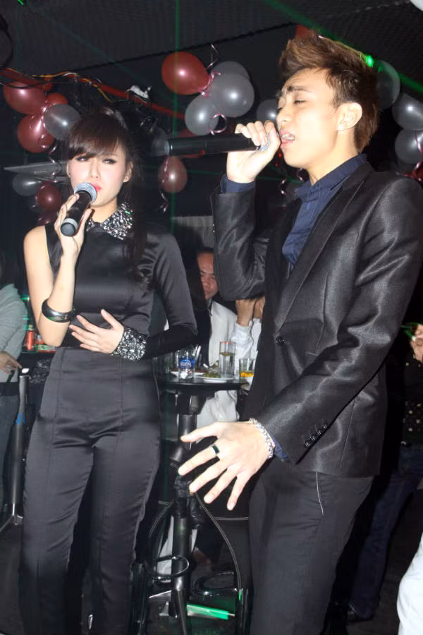 Sau phần giao lưu, một bạn khán giả đã may mắn được mời lên sân khấu song ca cùng ca sỹ Tâm tít ca khúc Valentine chờ.