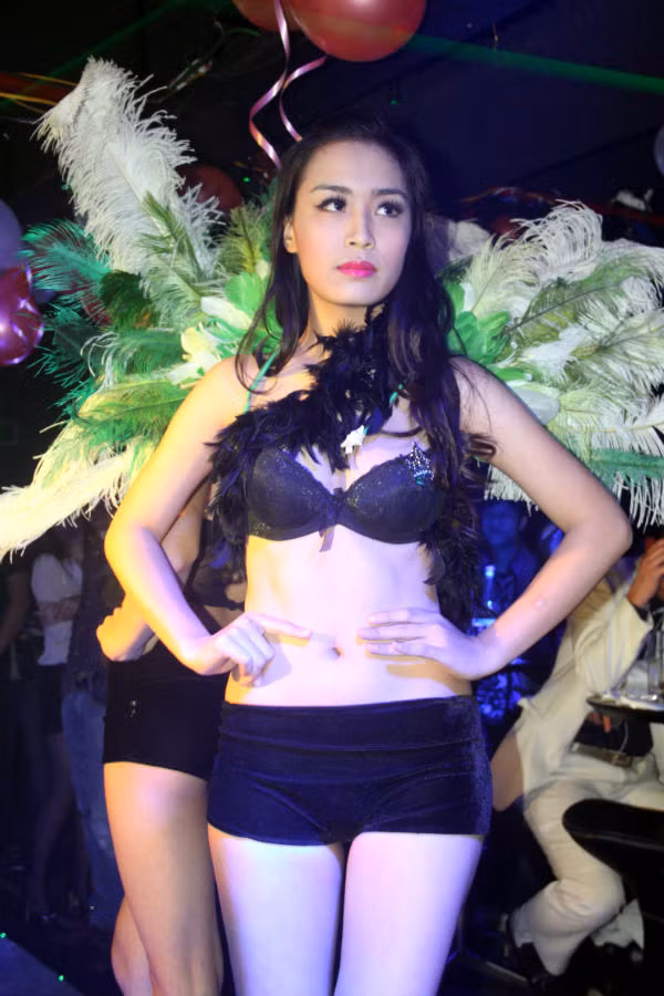 Đêm tình nhân còn có sự xuất hiện của dàn người mẫu Venus. Họ diện những trang phục gợi cảm với đôi cánh thiên thần càng khiến cho Đêm tình nhân thêm lãng mạn và tràn đầy tình yêu của lứa đôi.