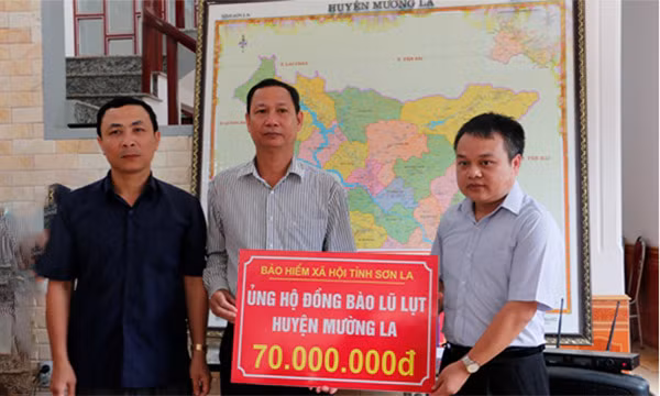 Trao số tiền 70 triệu đồng ủng hộ đồng bào huyện Mường La - ảnh nguồn Bảo hiểm xã hội Việt Nam. Trao số tiền 70 triệu đồng ủng hộ đồng bào huyện Mường La - ảnh nguồn Bảo hiểm xã hội Việt Nam.