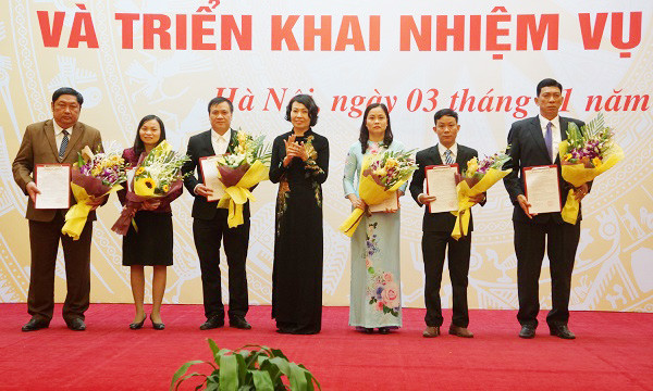 Tổng Giám đốc Nguyễn Thị Minh trao các quyết định bổ nhiệm - ảnh nguồn Bảo Hiểm xã hội Việt Nam. Tổng Giám đốc Nguyễn Thị Minh trao các quyết định bổ nhiệm - ảnh nguồn Bảo Hiểm xã hội Việt Nam.
