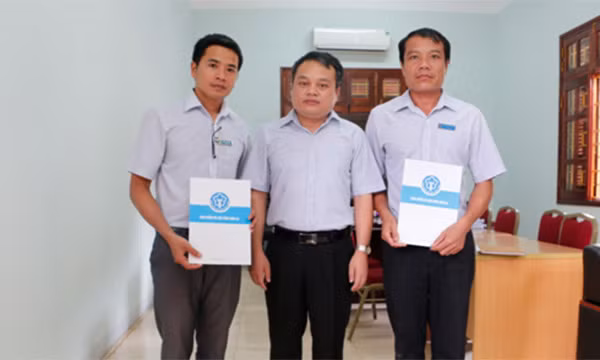 Hỗ trợ và động viên 2 viên chức của Bảo hiểm xã hội huyện Mường La - ảnh nguồn Bảo hiểm xã hội Việt Nam. Hỗ trợ và động viên 2 viên chức của Bảo hiểm xã hội huyện Mường La - ảnh nguồn Bảo hiểm xã hội Việt Nam.