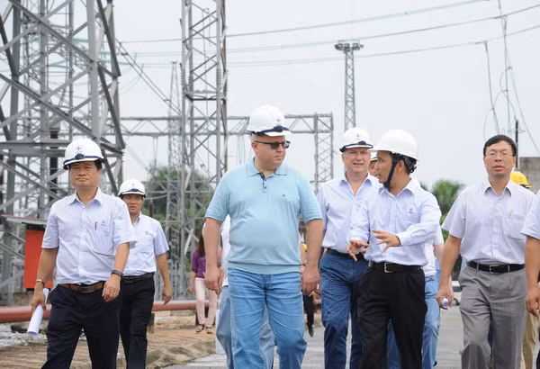 Ông Nguyễn Tuấn Tùng - Phó Tổng Giám đốc EVNNPT giới thiệu với ông Andrey Murov và đoàn công tác về công nghệ, thiết bị và công tác quản lý vận hành tại Trạm biến áp 500 kV Thường Tín - ảnh nguồn EVN Ông Nguyễn Tuấn Tùng - Phó Tổng Giám đốc EVNNPT giới thiệu với ông Andrey Murov và đoàn công tác về công nghệ, thiết bị và công tác quản lý vận hành tại Trạm biến áp 500 kV Thường Tín - ảnh nguồn EVN