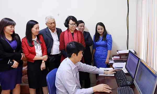 Tổng Giám đốc Bảo hiểm xã hội Việt Nam Nguyễn Thị Minh thăm nơi làm việc của cán bộ cơ quan bảo hiểm xã hội Việt Nam - ảnh nguồn Bảo hiểm xã hội Việt Nam. Tổng Giám đốc Bảo hiểm xã hội Việt Nam Nguyễn Thị Minh thăm nơi làm việc của cán bộ cơ quan bảo hiểm xã hội Việt Nam - ảnh nguồn Bảo hiểm xã hội Việt Nam.