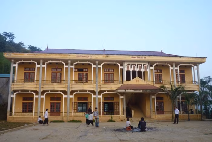 Nhờ có Chương trình 135 của Chính phủ mà thầy, trò trường TH, THCS xã Kim Bon (Phù Yên – Sơn La) có được những ngôi trường 2 tầng rộng rãi, khang trang. Thế nhưng ít ai biết đến vẫn còn có quá nhiều những góc khuất khiến người ta phải trăn trở, đau lòng (Ảnh Thu Hòe)