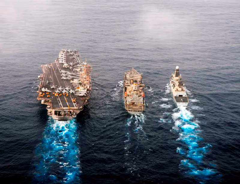 Biển Ả Rập (ngày 06 tháng 6 năm 2012): Tàu sân bay USS Abraham Lincoln (CVN 72), tàu chở dầu USNS Guadalupe (T-AO 200), và tàu khu trục HMS Daring (D32) của Hải quân Hoàng gia Anh trên đường đi thực hiện nhiệm vụ tải vùng biển Ả Rập. USS Abraham Lincoln được triển khai đến khu vực của Hạm đội 5 để tiến hành các hoạt động an ninh hàng hải tại vùng biển Ả Rập.