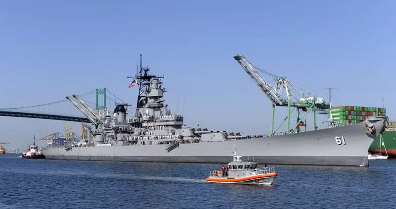 Chiến hạm USS Iowa chính thức trở thành bỏa tàng nổi trên biển tại cảng Los Angeles.