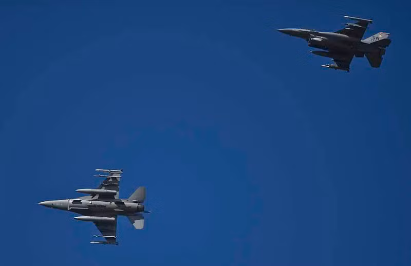 Hai tiêm kích F-16C Fighting Falcon thuộc phi đội máy bay chiến đấu 77 trở về căn cứ không quân Eielson, Alaska sau khi hoàn thành nhiệm vụ huấn luyện chiến đấu tại căn cứ không quân Shaw, Nam Carolina ngày 11 tháng 6 năm 2012.