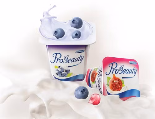 Sữa chua Probeauty với hai hương vị là việt quất và dâu tây.