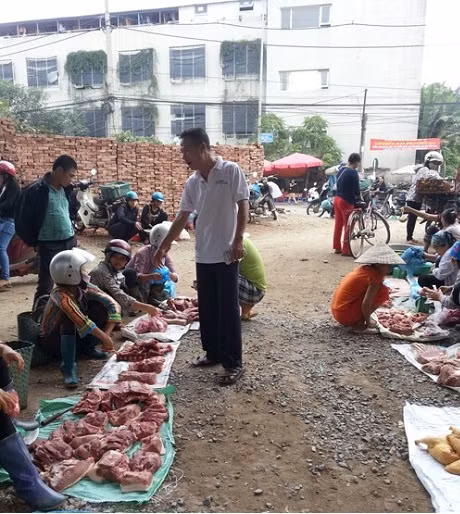 Muốn vào chợ cóc bán hàng giá siêu rẻ, người kinh doanh cũng phải bỏ ra một khoản tiền “làm luật” là 5.000 đồng mỗi ngày. Ảnh: Phương Nhung.