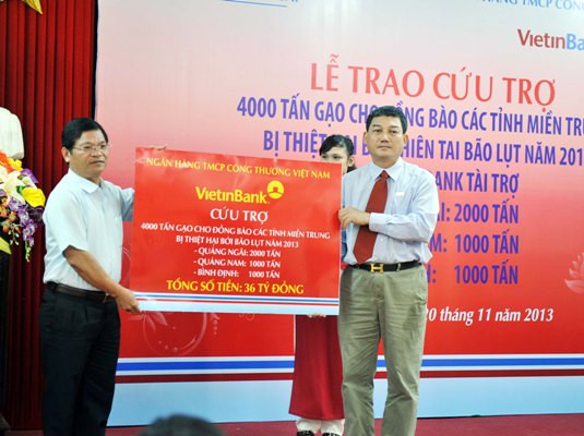 Chủ tịch HĐQT VietinBank Phạm Huy Hùng trao biển tài trợ tượng trưng cho đồng bào bị bão lụt miền Trung. Chủ tịch HĐQT VietinBank Phạm Huy Hùng trao biển tài trợ tượng trưng cho đồng bào bị bão lụt miền Trung.
