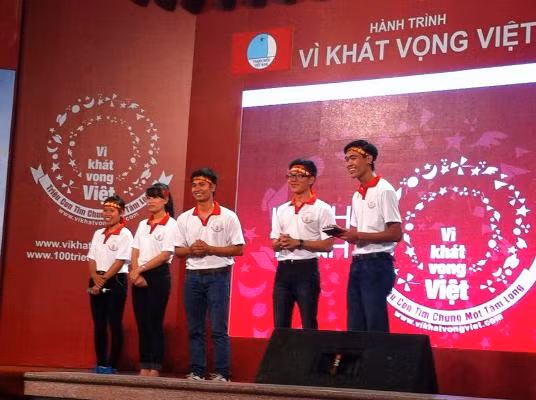 Nụ cười tươi rói của các thí sinh trường ĐH Nông nghiệp khi trả lời phần thi tình huống của giám khảo.