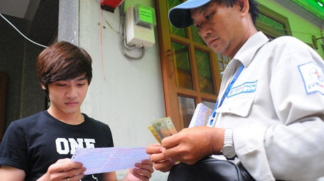 Nhân viên thu tiền điện tại nhà người dân ở P.5, Q.Gò Vấp, TP.HCM chiều 15-11 - Ảnh: T.T.D. Nhân viên thu tiền điện tại nhà người dân ở P.5, Q.Gò Vấp, TP.HCM chiều 15-11 - Ảnh: T.T.D.