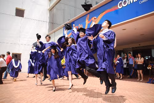 "Kho báu" NUS có đến 50 chương trình cử nhân và 300 chuyên ngành từ khoa học tự nhiên đến kỹ sư, kiến trúc sư, bác sĩ, nha sĩ, dược sĩ; từ kinh tế, kinh doanh, kế toán đến địa ốc, nhà thầu xây dựng, phần mềm kinh doanh. "Kho báu" NUS có đến 50 chương trình cử nhân và 300 chuyên ngành từ khoa học tự nhiên đến kỹ sư, kiến trúc sư, bác sĩ, nha sĩ, dược sĩ; từ kinh tế, kinh doanh, kế toán đến địa ốc, nhà thầu xây dựng, phần mềm kinh doanh.