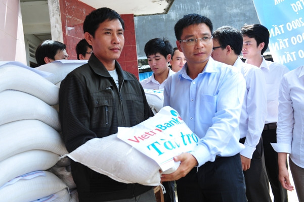 Tổng Giám đốc VietinBank Nguyễn Văn Thắng trao gạo cho người dân huyện Tuy Phước, tỉnh Bình Định Tổng Giám đốc VietinBank Nguyễn Văn Thắng trao gạo cho người dân huyện Tuy Phước, tỉnh Bình Định