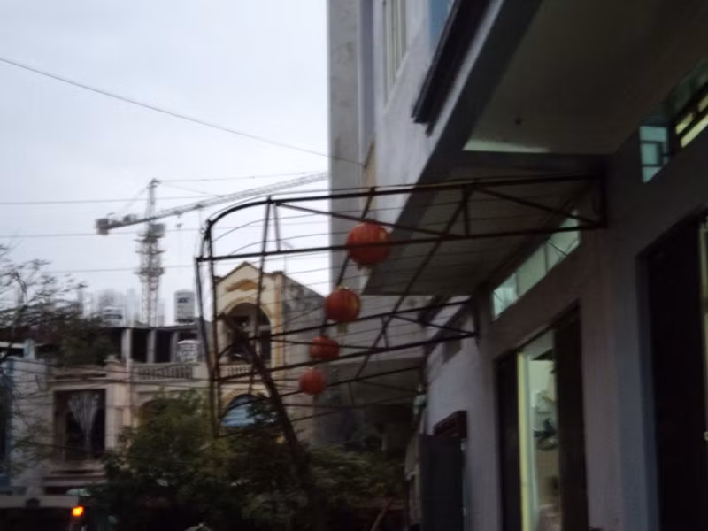 Theo nhiều người dân, khi mới xảy ra vụ nổ, trên mái hiên có những chiếc đèn lồng đỏ này được lợp bằng các tấm nhựa, đầu của một nạn nhân đã văng lên đây. Và sau đó, những tấm lợp bằng nhựa đã được gia chủ bỏ đi...