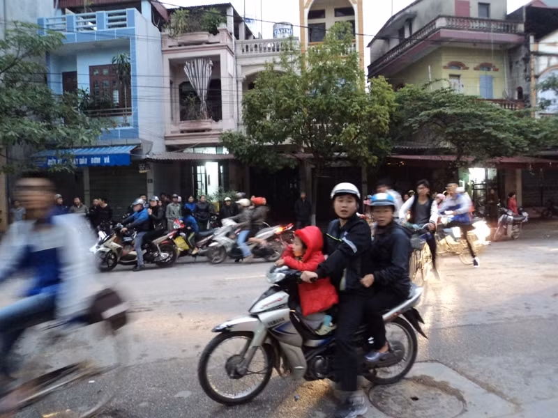 Dù vụ nổ đã xảy ra hơn nửa ngày nhưng nhiều người dân đi qua vẫn hiếu kỳ khi thấy việc chặt cây để dọn hiện trường